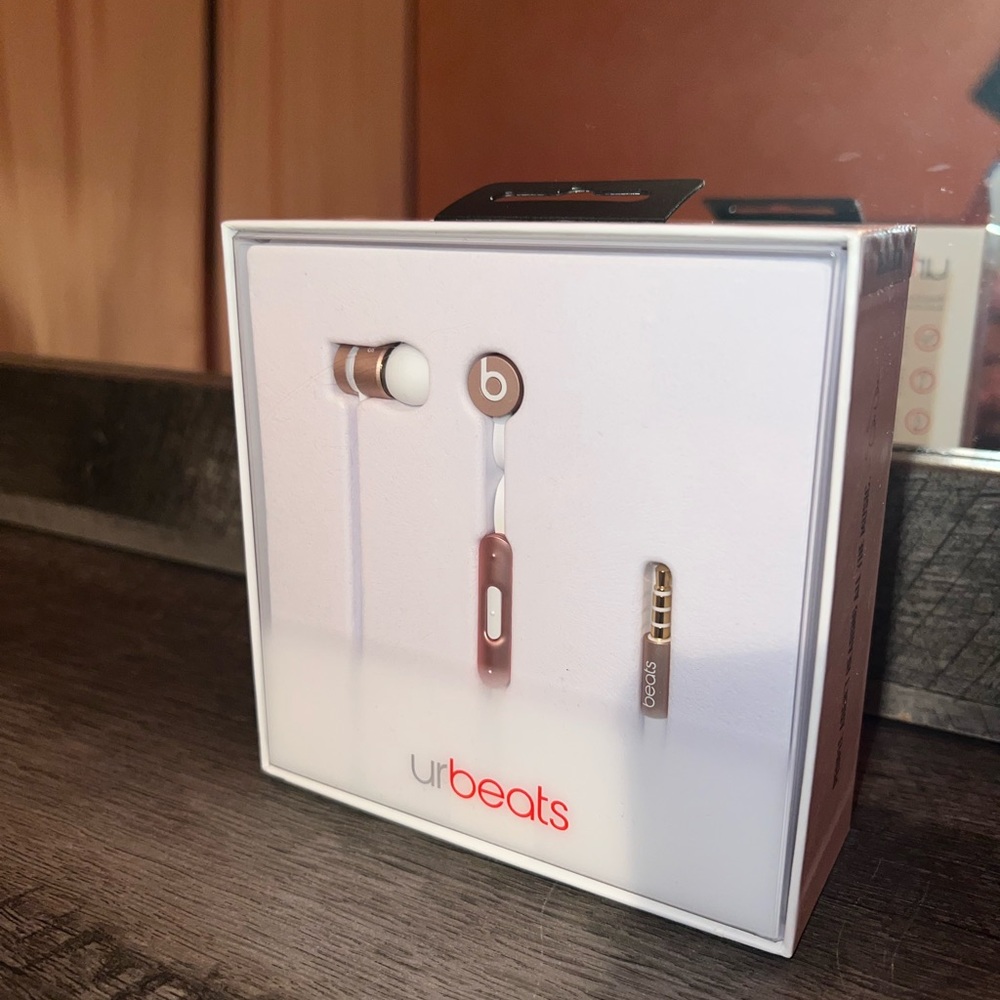UR BEATS ROSE GOLD BRAND NEW NEVER USED